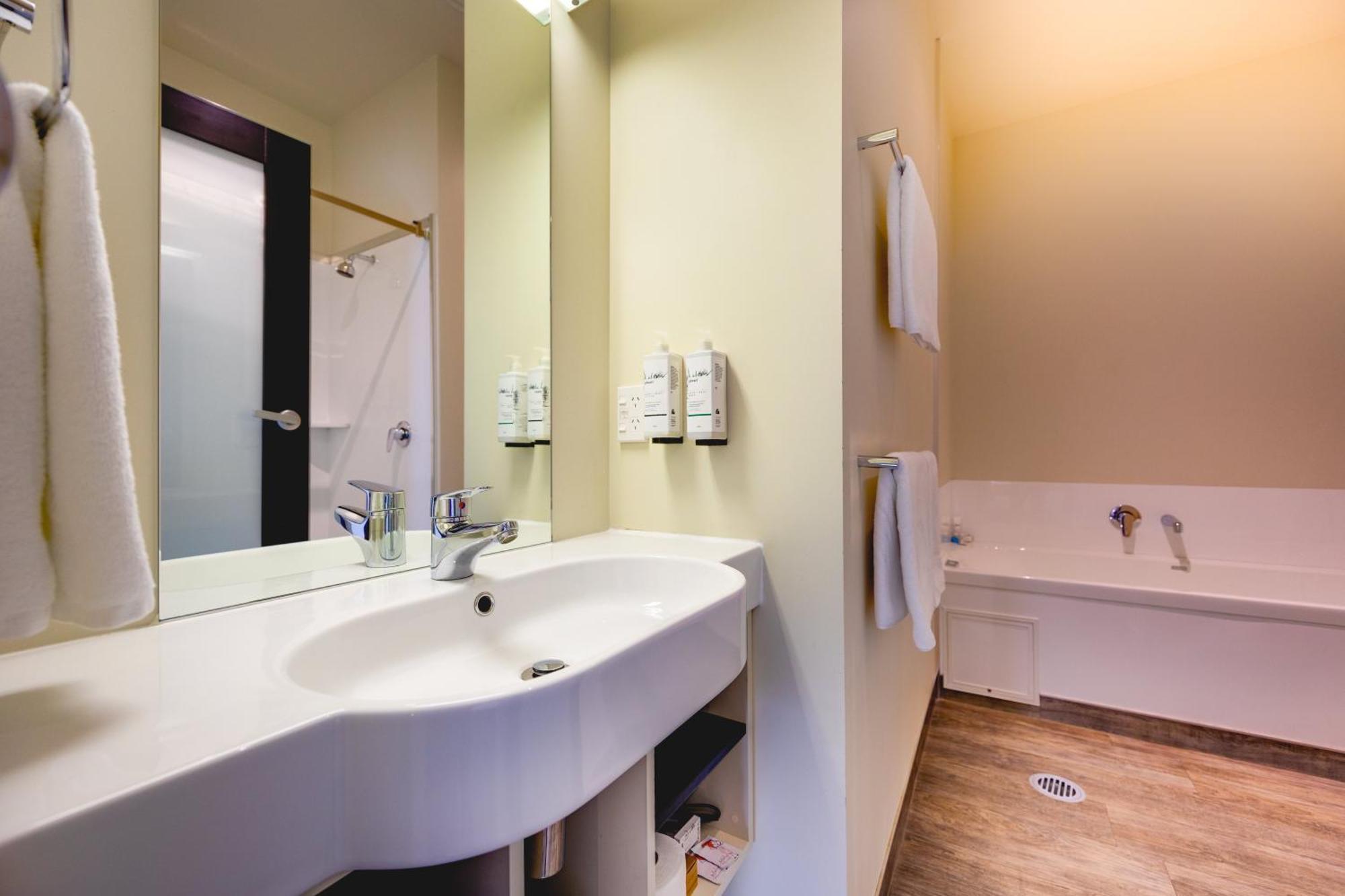 Ava Lodge Лоуър Хът Екстериор снимка